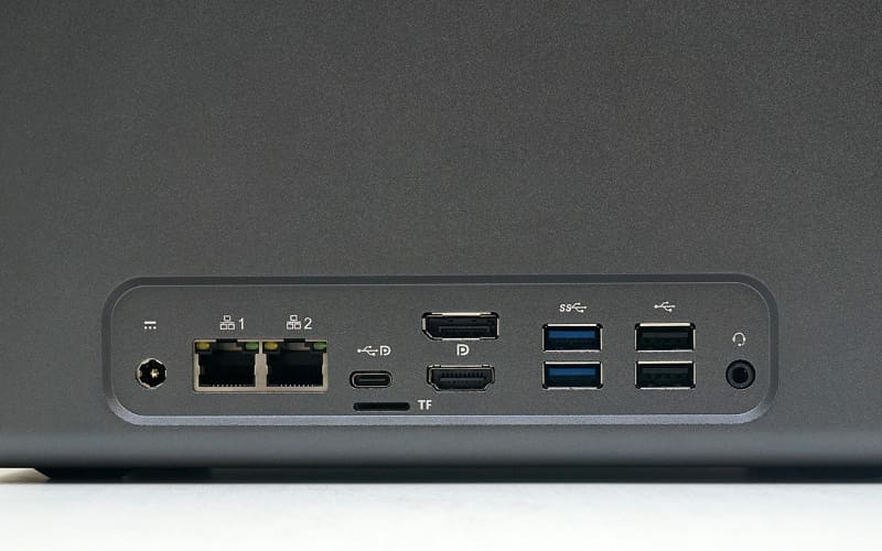 左側面に各種インターフェイスを装備している