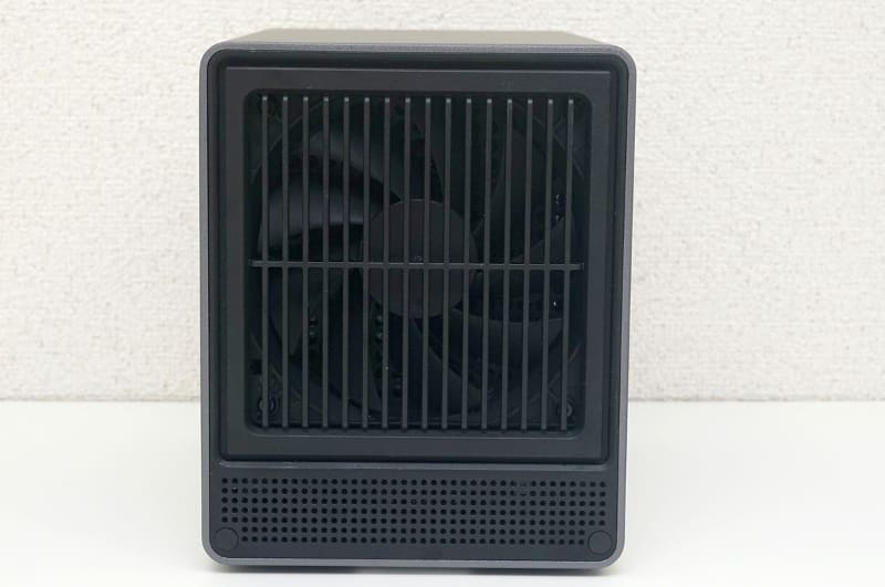 背面の12cm角ファンは吸気方向で取り付けられている