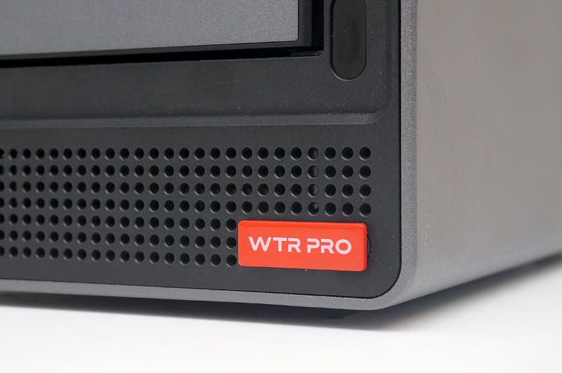 前面の電源ボタンは「WTR PRO」のプレートで隠すことも可能