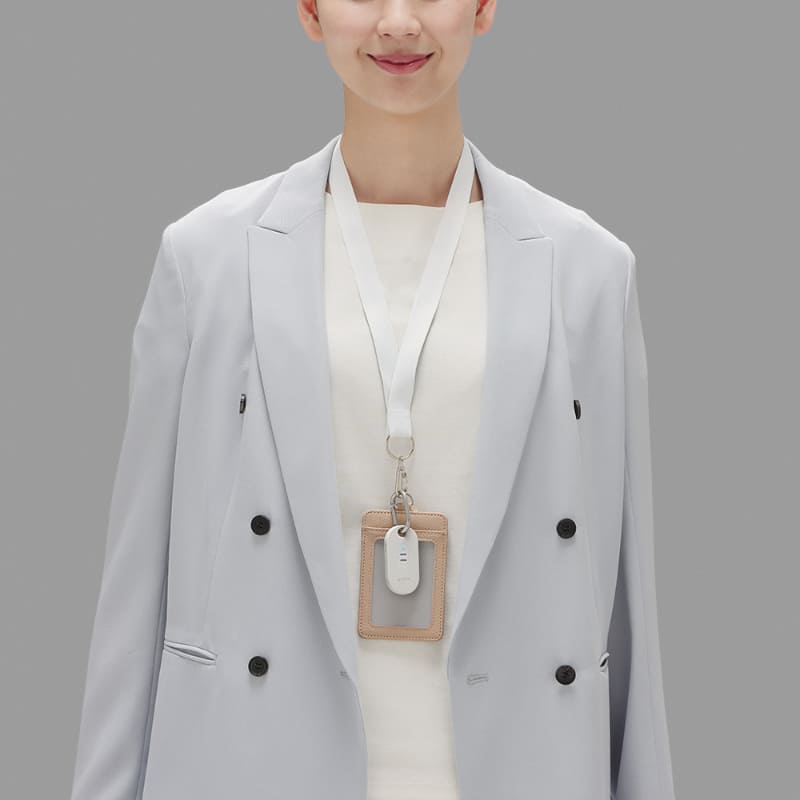 ストラップホール装備で、同梱のカラビナで装着可能