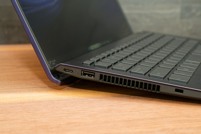 左側面にThunderbolt 4(USB4)とType-Aのポートが1つずつ