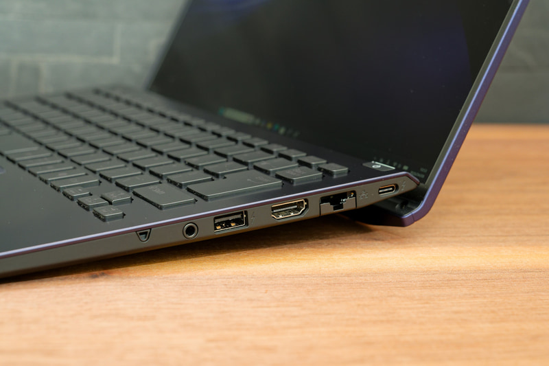 右側面にもThunderbolt 4が。HDMI出力や有線LANポートもある
