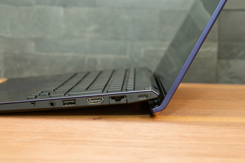 VAIOらしさの1つであるリフトアップヒンジ