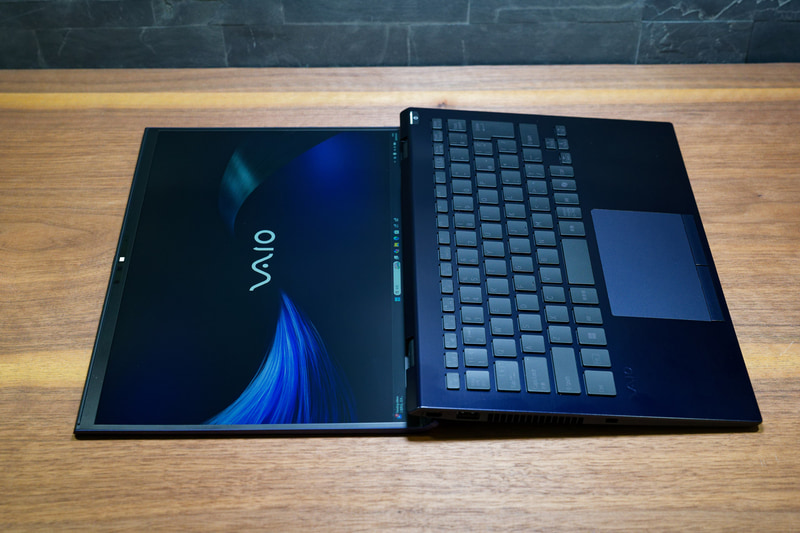 ディスプレイ部を180度開くことも可能