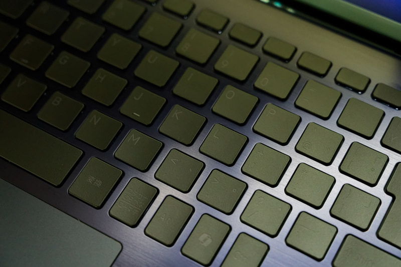 バックライトオフだとキートップの文字が目立たない