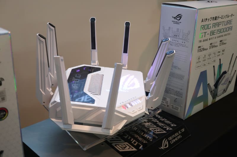 外観。アンテナは8本だ