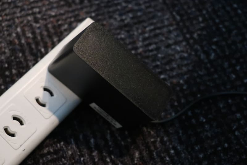 付属のACアダプタは60Wタイプ