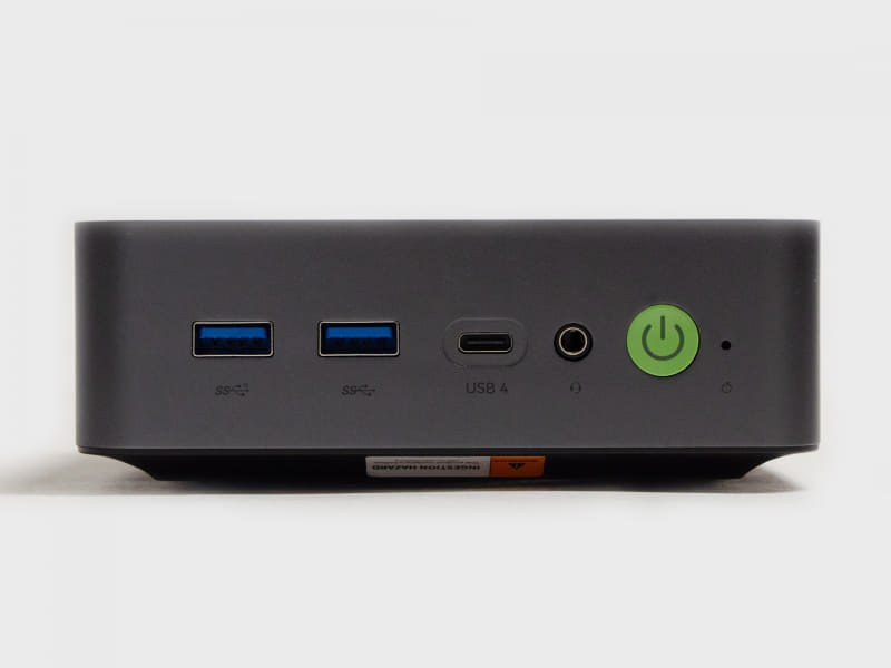 前面はUSB 3.2 Gen 2、USB 3.2 Gen 1、USB4、3.5mm音声入出力、電源ボタン