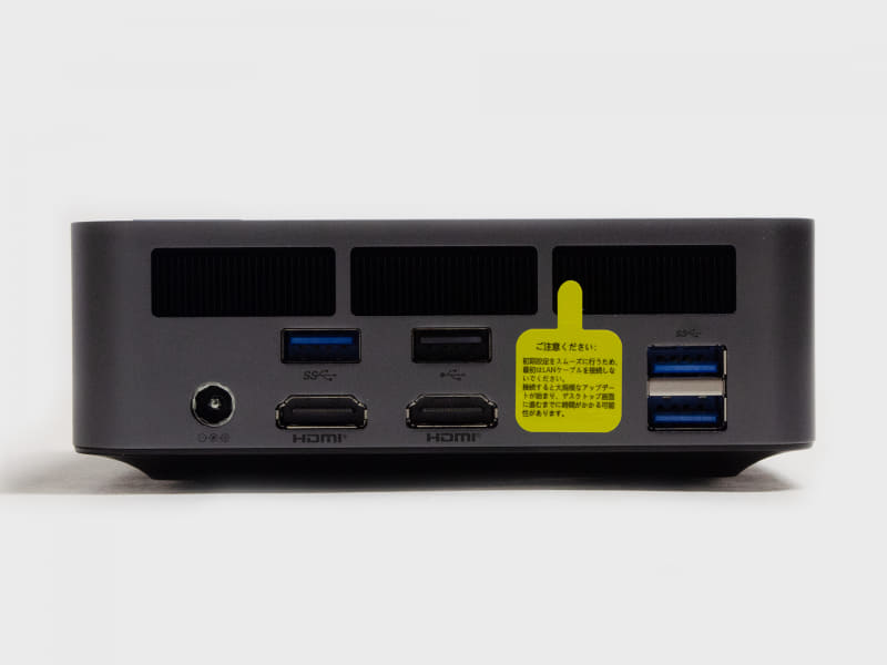 背面は電源入力、 USB 3.2 Gen 1 3基、USB 2.0、HDMI 2基、2.5GbE(Windows Updateで時間かかるので初期設定時に接続しないように……的な黄色いシール)