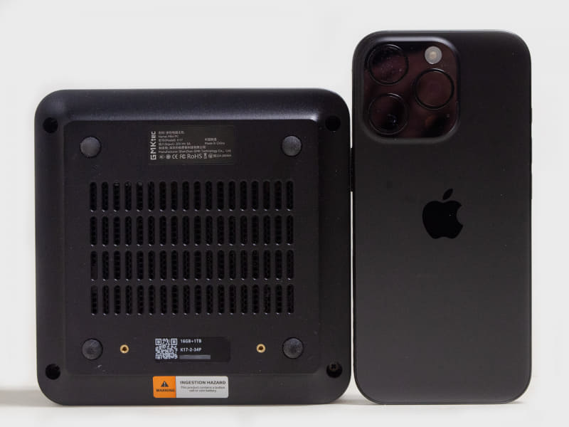 裏面とiPhone 16 Pro。ミニPCとしては一般的なサイズ