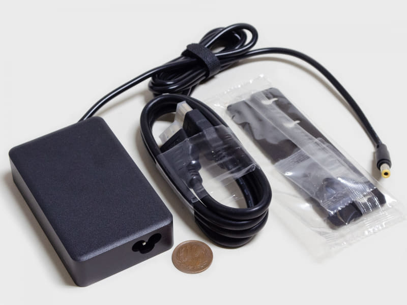 付属品。ACアダプタ(サイズ約98×63×23mm/重量246g/出力100W)、HDMIケーブル、VESAマウンタ