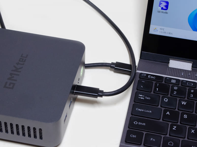 いつものキーボード付きモバイルモニターへ接続。前面USB4がありType-C/Type-Cケーブルで接続可能だが、収まりが悪い