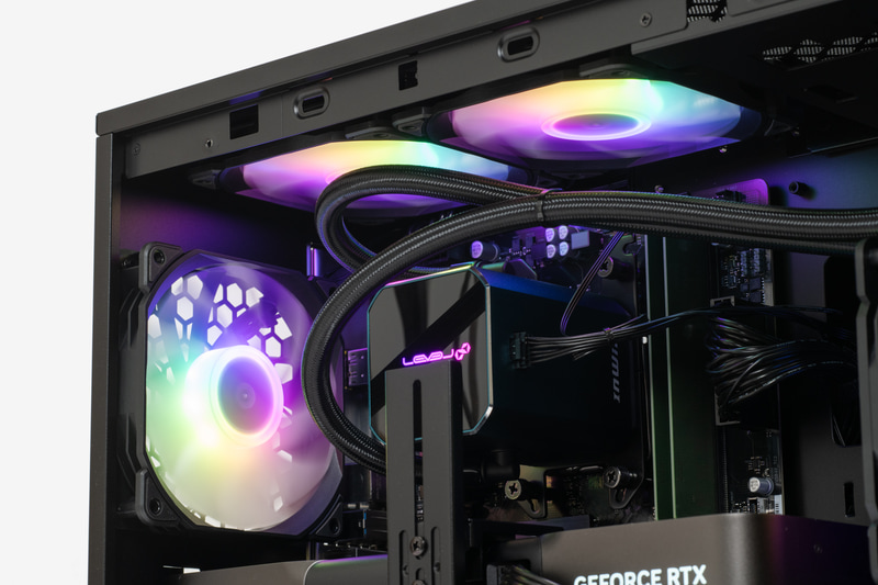 前面に240mmクラスの簡易水冷クーラーを搭載。ファンは吸気方向で取り付けられている