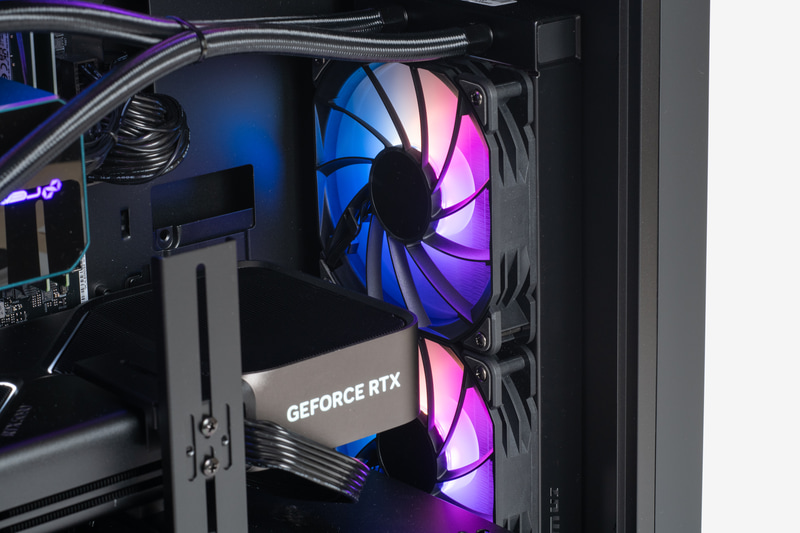 前面に240mmクラスの簡易水冷クーラーを搭載。ファンは吸気方向で取り付けられている