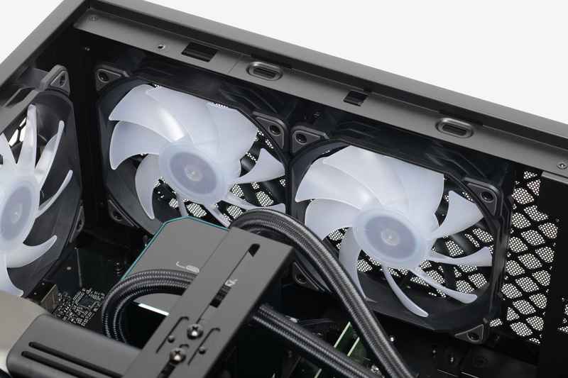 天面に2基、背面に1基の排気用ファンを搭載。しっかりとしたエアフローが確保されている