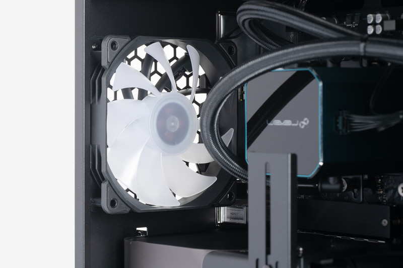 天面に2基、背面に1基の排気用ファンを搭載。しっかりとしたエアフローが確保されている