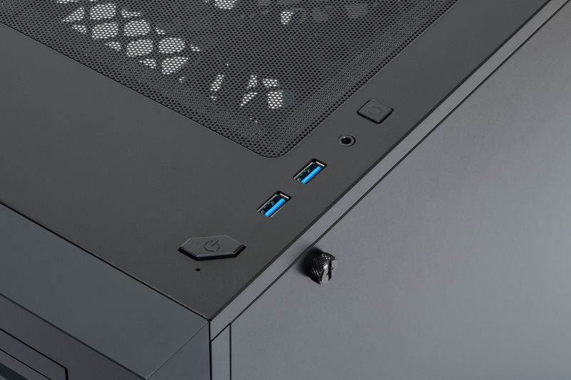 天面にはUSB 3.2 Gen 1 2基、ヘッドセット端子が用意されている