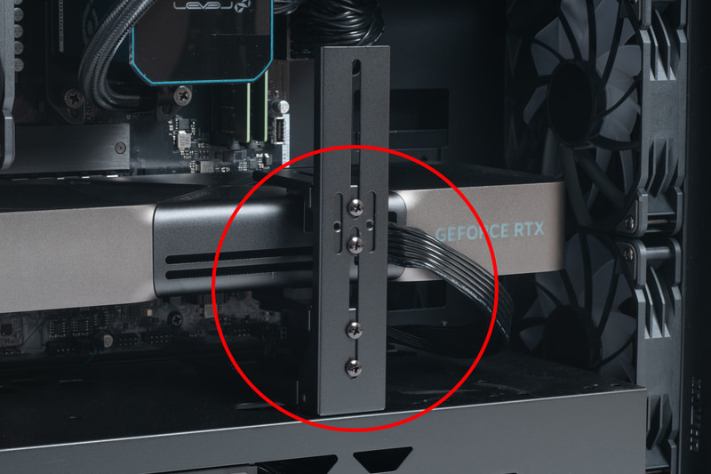 上下からサポートステイでガッチリ固定されているので運搬も安心だ