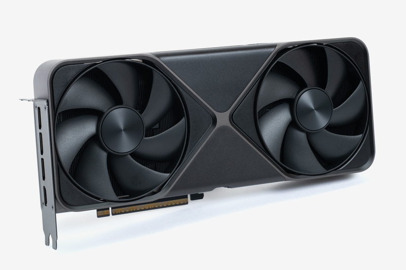 ミニタワーながらGeForce RTX 5090 Founders Editionを搭載