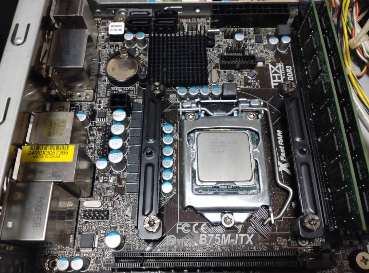 Core i5-2400S+B75M-ITX+DDR3のメモリ。奥の灰色のポートがSATA3