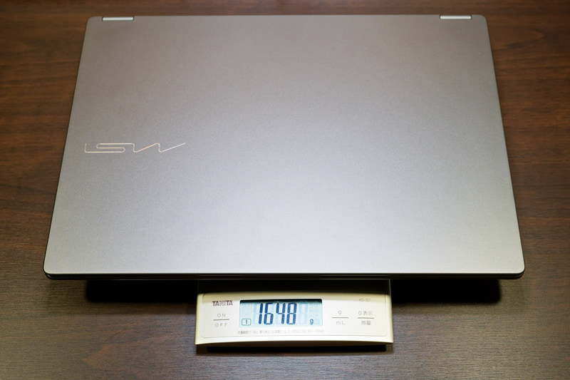 実測重量は1,648g。薄型だが、金属素材のボディは剛性が高くしなったりしない