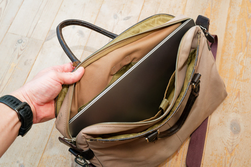 13～14型を想定していた筆者のビジネスバッグだが、Prestige 16 Flipがちょうど収まった