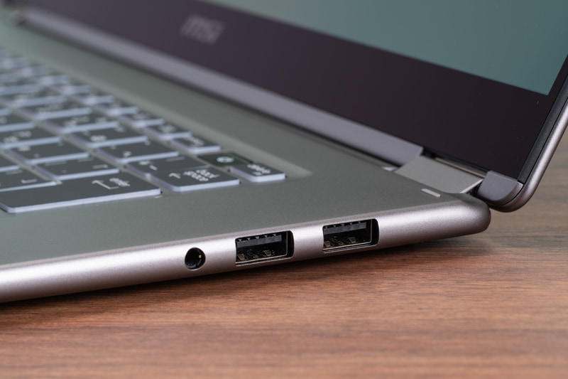 右側面にはUSBを2基とヘッドセット端子