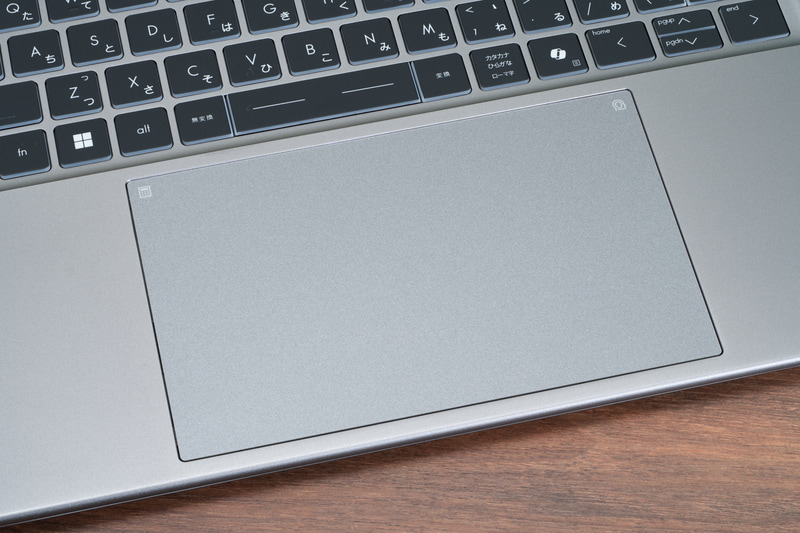 広いパームレストに広いタッチパッド