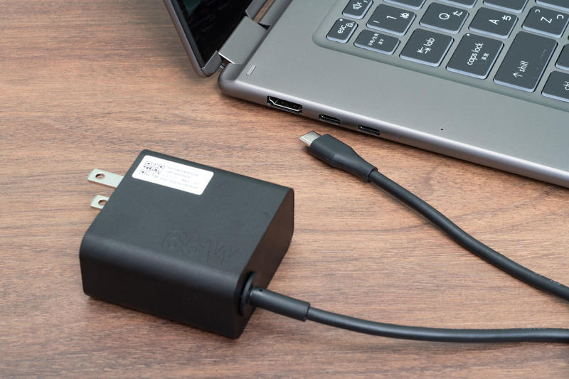 付属の65W充電器は比較的コンパクトな作り