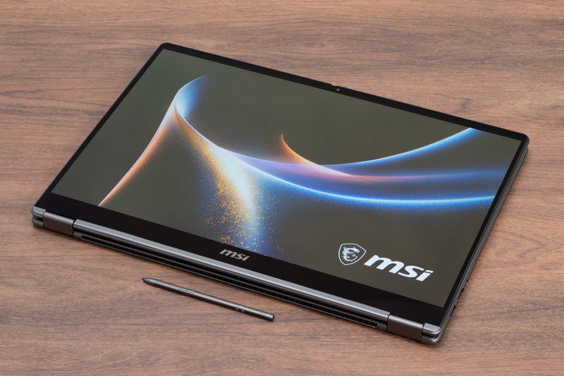 キーボードは360度開いてタブレットとして使用可能