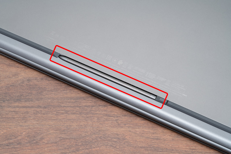 本体底面にペンの収納兼充電ポートがあり、安全に持ち運べる