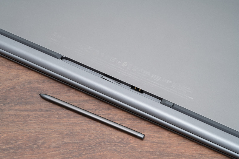 コンパクトなスタイラスペンが付属。大画面でのメモ書きは小型タブレットでは得られない爽快さ