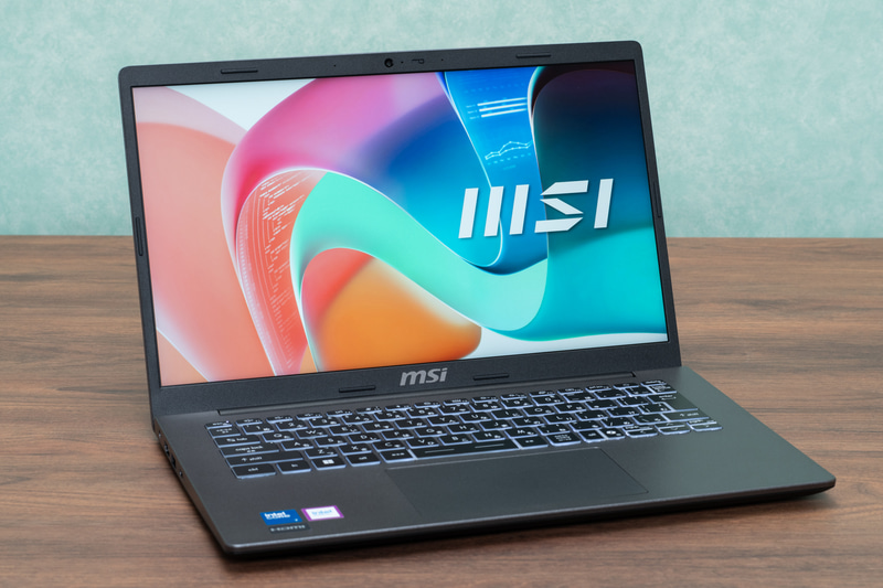 比較のために用意した14型ノートPC「Modern 14」