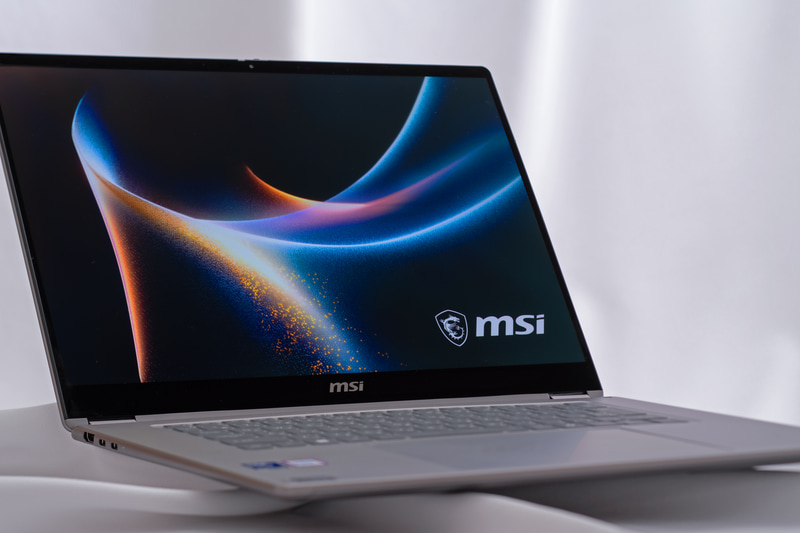 モバイルもいけるMSIの16型2in1「<a href="https://jp.msi.com/Business-Productivity/Prestige-16-Flip-AI-Plus-C3MX" class="n" target="_blank">Prestige 16 Flip AI+ C3M</a>」。実売価格は31万4,800円前後