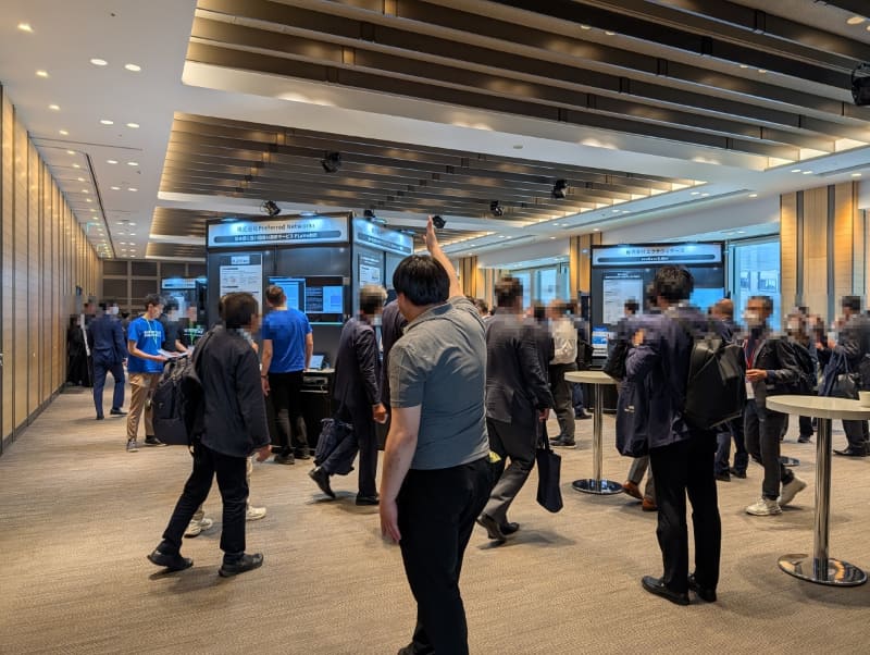 基調講演会場の反対側には展示コーナーがあり、12時の段階ではかなりの来場者の姿が確認できた