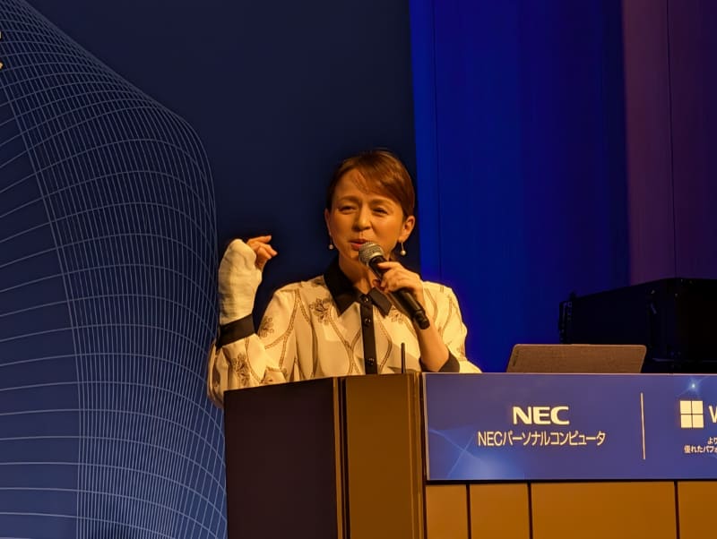 骨折している右手を披露し、その原因について、4月1日に自宅で猫を追いかけてキッチンの方へ走っていた際に足がもつれ、キッチンのシンクの縁に手をついてしまったと明かす。4月1日ということでマネージャーからはエイプリルフールの嘘だと思われたというエピソードも語って笑いを見せていた