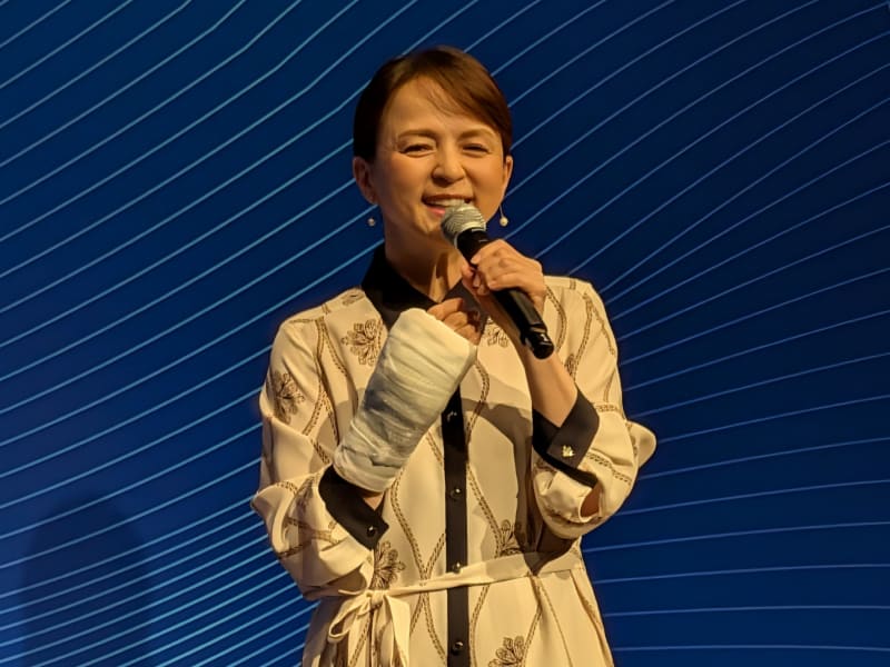 登壇後は飯田氏が再度壇上に上がって講演を絶賛。いとう氏は来場者たちを「私なんかよりはるかに優秀な方たち」とし、「世の中のほとんどは自分のような普通の人間だが、そうした優秀なリーダーたちが一言メッセージを発信することで「厳しい、あるいは少し怖い未来も、みんなが希望を持って、怖がらずに過ごせるようになるのではないか」と語った