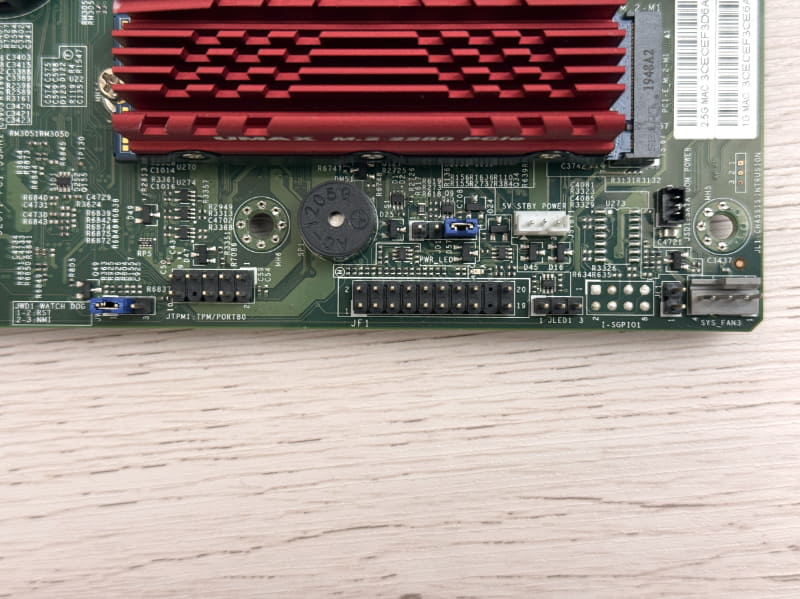 ケースのピンヘッダは最近のマザーボードに合わせて一体化されたものだが、Supermicroのマザーではそのまま利用できない