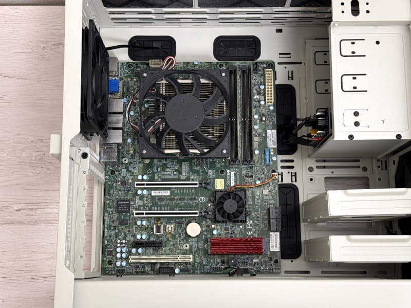 マザーボードを設置したところ(なお、チップセットクーラーは標準ではファンレスだが、編集部がファン付きに差し替えている)