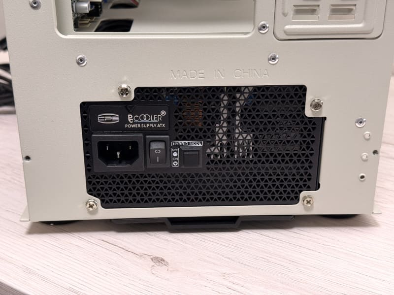 電源の配置はさすがに変更できない