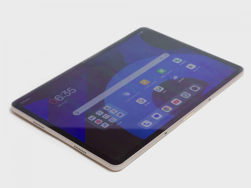 左側面/下側面。左側面にスピーカー(L)、下側面はドック用のコネクタ