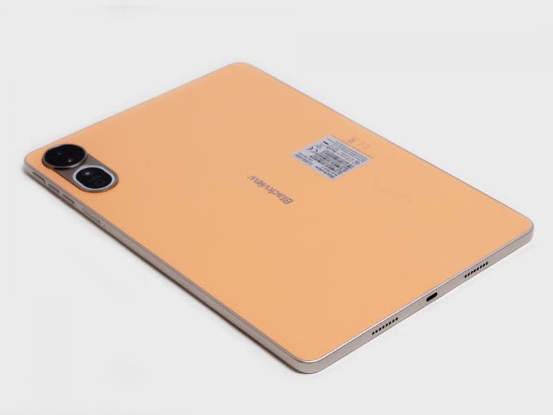 右側面/上側面。右側面はスピーカー(R)とUSB Type-C。上側面に電源ボタン、音量±ボタン、SIM/microSDカードスロット