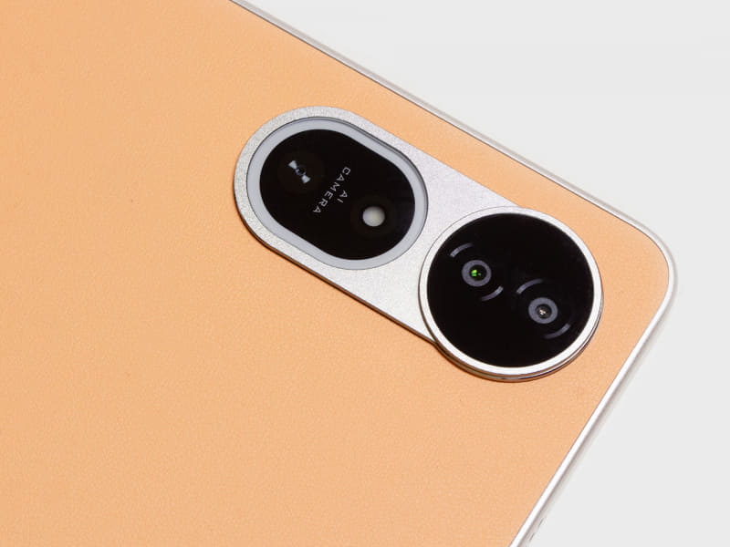 外側がカメラ。内側がフラッシュ