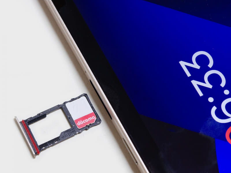 SIM/microSDスロット。奥側がSIM 1、手前がSIM 2/microSDカード。防塵防水用にパッキンがある