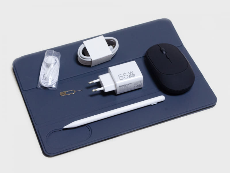 付属品はキーボード付きケース(扉も参照)、イヤフォン(USB Type-C)、USB Type-Cケーブル、充電器(55W)、マウス(無線/Bluetooth切替式)、イジェクトピン、アクティブペン(USB Type-C充電式)