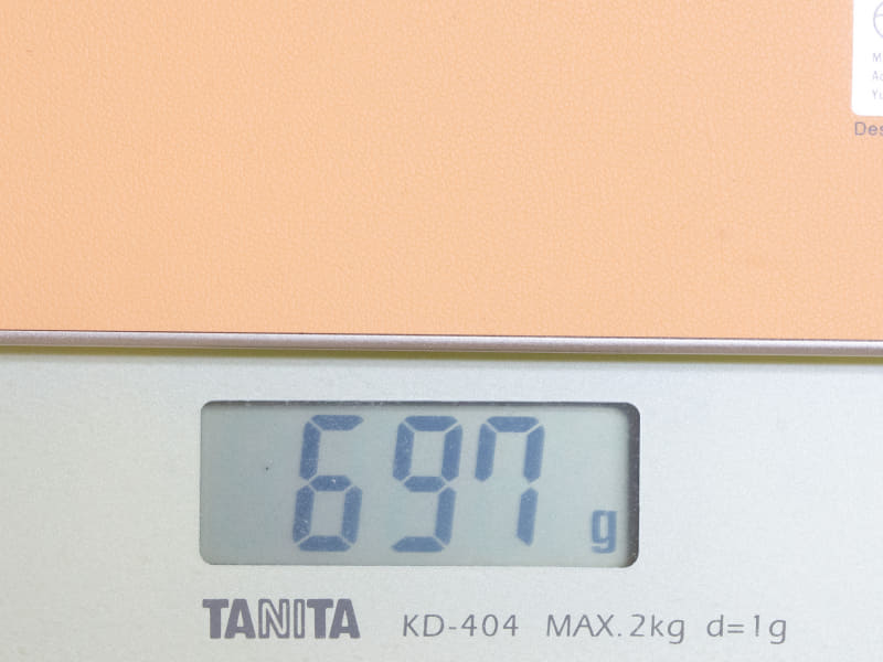 重量は実測で697g。ケースは431g