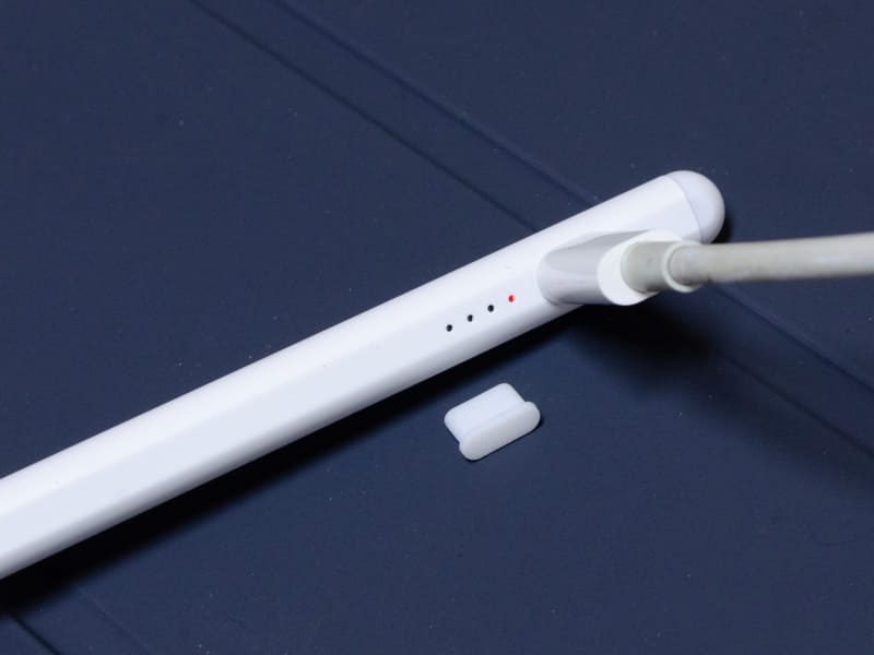 アクティブペン充電中。キャップを紛失しそうなのがネック……