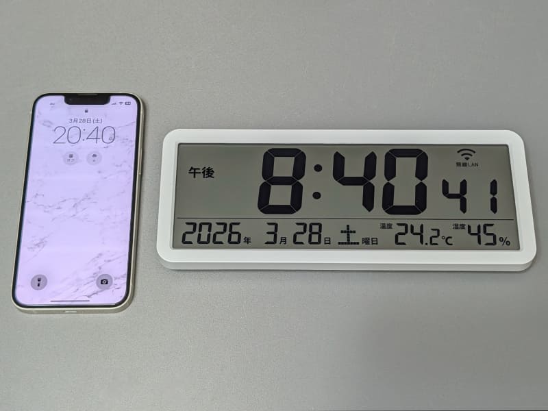 「T801AWHZ」(右)をスマホと並べたところ。本稿執筆時点の実売価格は3,278円