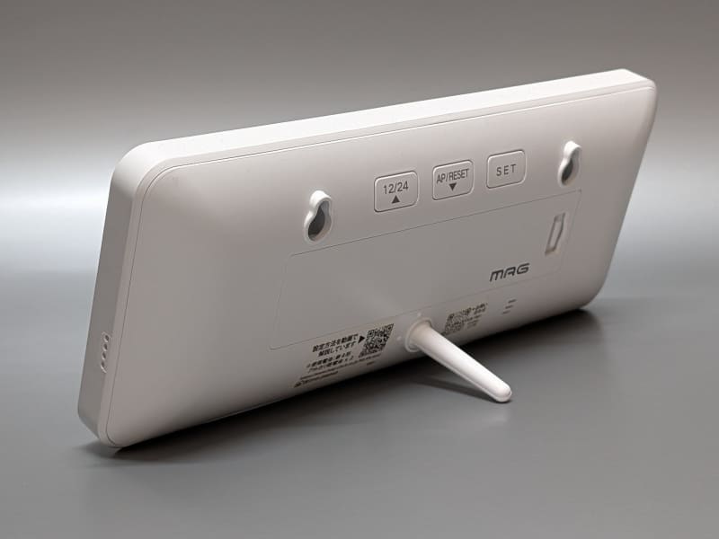 背面。スタンドを使って立てることができる