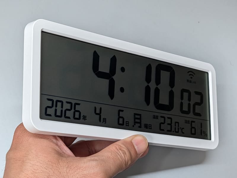 斜め方向はさらに暗くなる。左右から覗き込む使い方には不向きだ